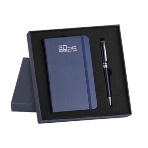 PB572 PARURE AGENDA/NOTES E PENNA confez. da 1 pz. notes: cm 9x15 ca (chiuso)
astuccio: cm 17,5x17,5 ca (chiuso)