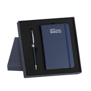 PB573 PARURE AGENDA/NOTES E PENNA confez. da 20 pz. notes: cm 9x14 ca (chiuso)
astuccio: cm 17,5x17,5 ca (chiuso)